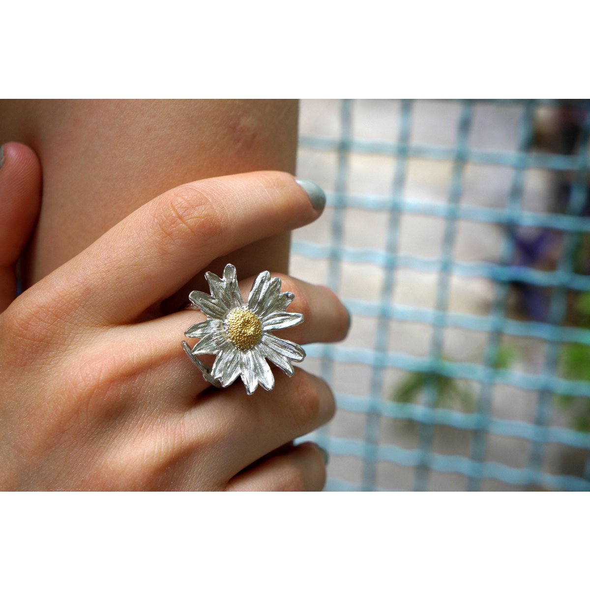Floraler Statement-Ring: Echtes Gänseblümchen aus recyceltem Silber (umweltfreundlich)