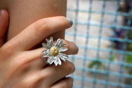 Floraler Statement-Ring: Echtes Gänseblümchen aus recyceltem Silber (umweltfreundlich)
