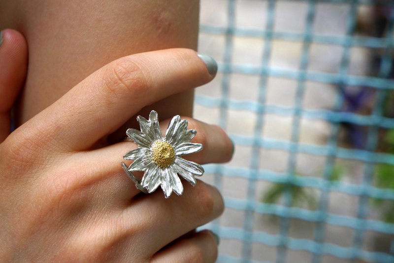 Floraler Statement-Ring: Echtes Gänseblümchen aus recyceltem Silber (umweltfreundlich)