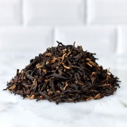 Assam Tinsukia - bio is a high-quality black tea from the Tinsukia region of Assam, India. It has a rich, full-bodied flavor and is available in 90g and 400g packaging options.