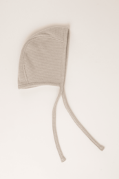 Ecru baby bonnet, soft and cozy for newborns 0-12 months. Gentle fabric, comfortable fit, perfect for keeping baby warm.
