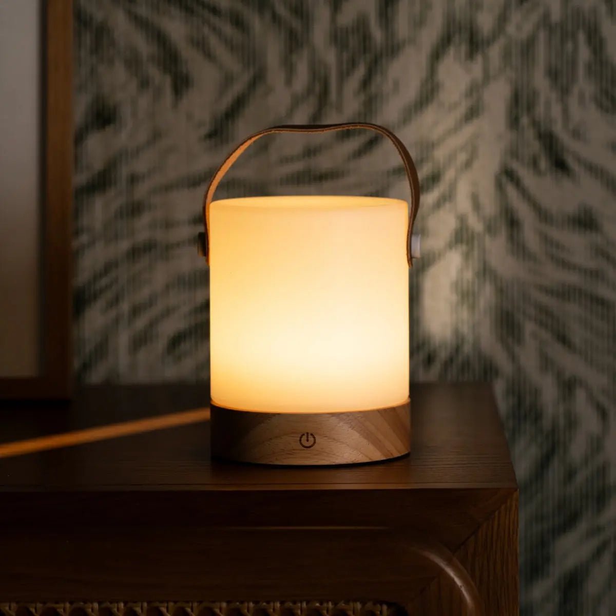 Avery Hellbraune wiederaufladbare Tischlampe aus Holz