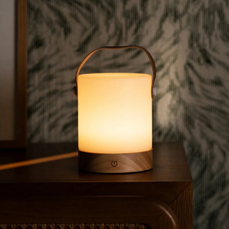 Avery lysebrun genopladelig træbordslampe
