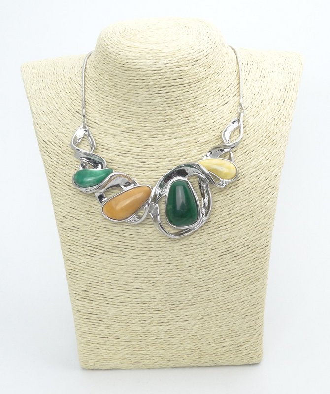 Metal fantasy necklace with rhodium plating