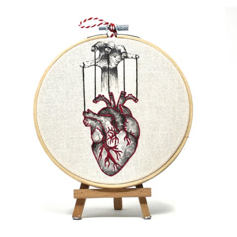 Handgefertigte Stickrahmen-Wandkunst – Anatomisches Herz – Textile Wanddekoration 15 cm – Valentinstagsgeschenk