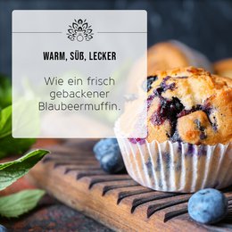Decorative candle with blueberry muff scent & crackling wooden wick: Happy Birthday candle