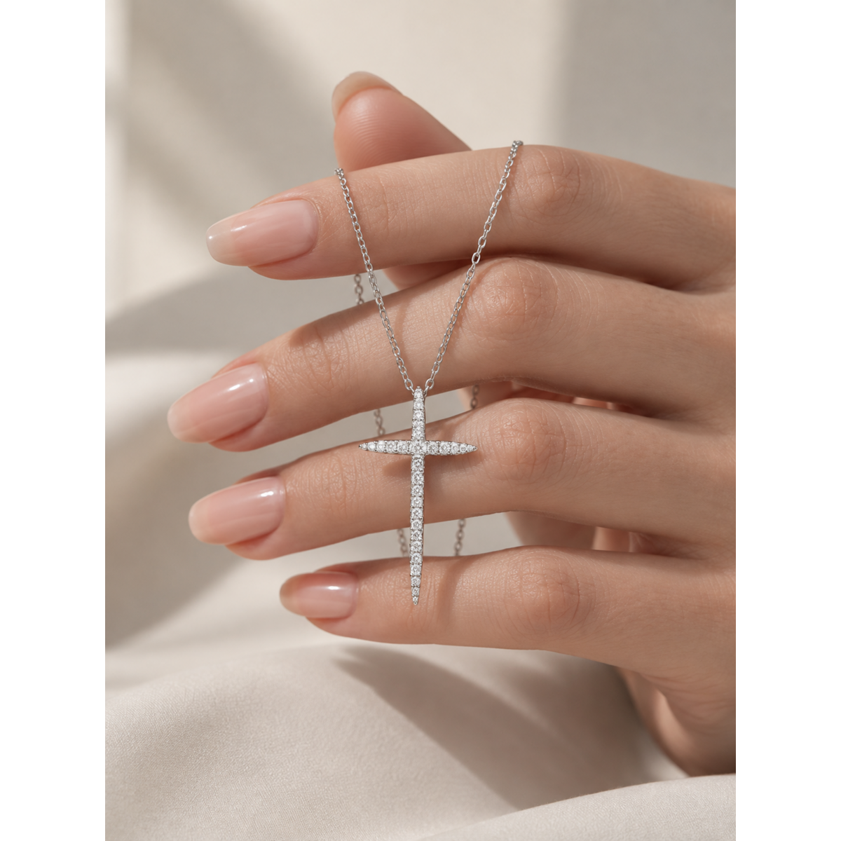 Verfijnde taps toelopende Moissanite kruisketting