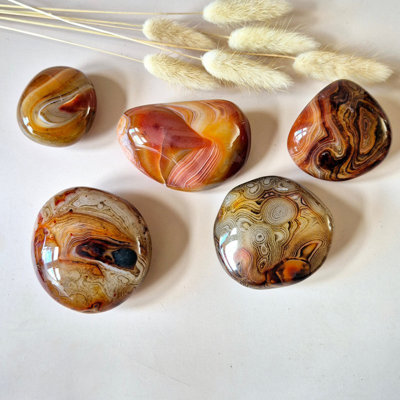 Sardonyx Palm Stone - Mächtiger polierter Stein für Gleichgewicht und Selbstvertrauen (5–10 cm)
