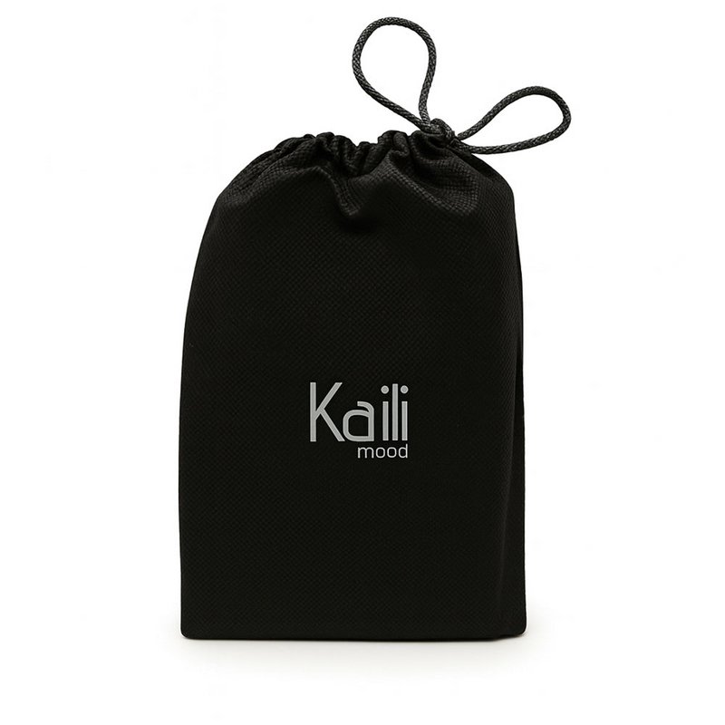 K0055SB | Pung med håndfri snøre i ægte fuldnarvet læder, smurt. Bomuldsfor. Cognac farve. Mål: 10 x 17 x 9,5 cm. Emballage: Non-woven taske