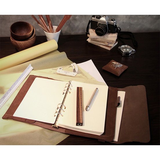 Leather organizer with elastic closure