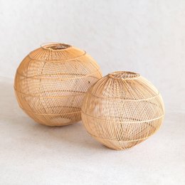 Runde Rattan -Lampenschatten - Boho -Anhänger hell moderne - handgefertigte Deckenlampe - sphärische natürliche Hanglampe (Ø 40/50 cm) Kencana