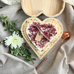 Confezione regalo cuore Cuore grande con petali di rosa