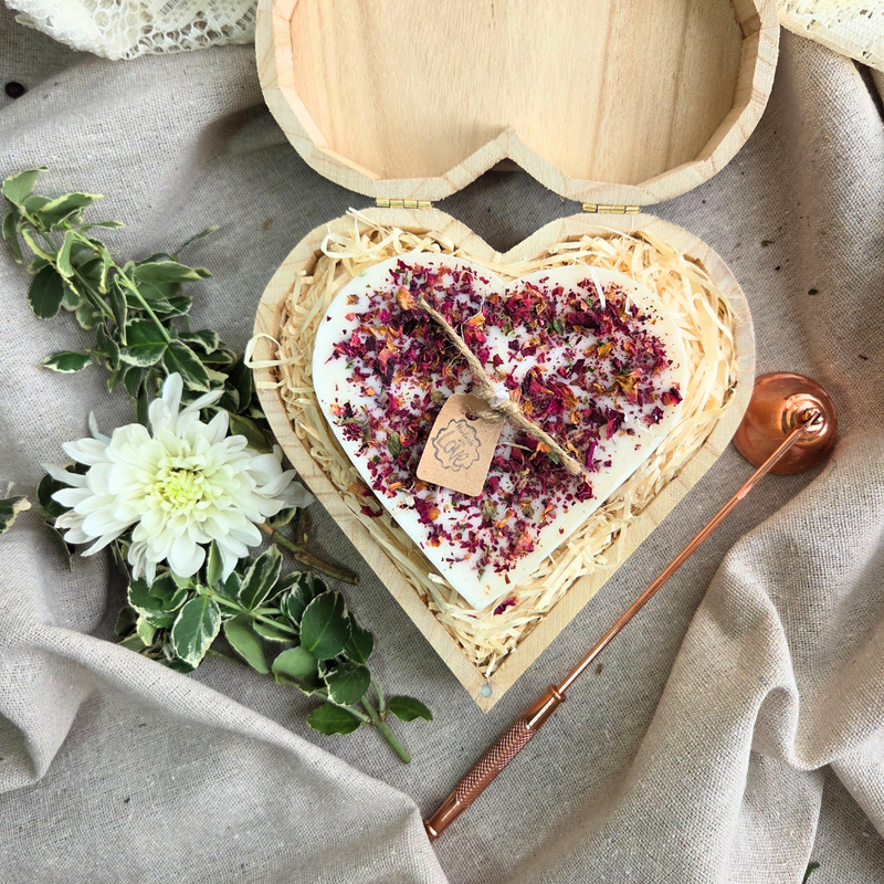 Confezione regalo cuore Cuore grande con petali di rosa