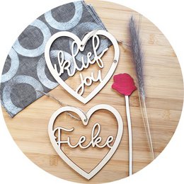 Houten liefdes hart met teksten. "Ik ben op jou" en "ik lief jou".