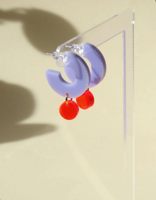 Silva hoop earrings made of acrylic and stainless steel in lilac and neon orange