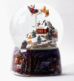 Kæmpe musikalsk sneglob "The Christmas Village" med et lille tog, julemandens slæde trukket af hans rensdyr og blandingen