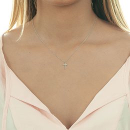 Naszyjnik z krzyżykiem z diamentami, 18-karatowe białe złoto