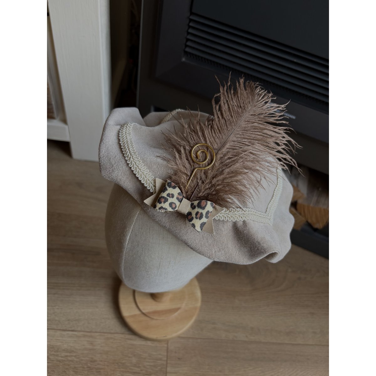 Pete-Hut – Beige mit Tiger-Print-Schleife