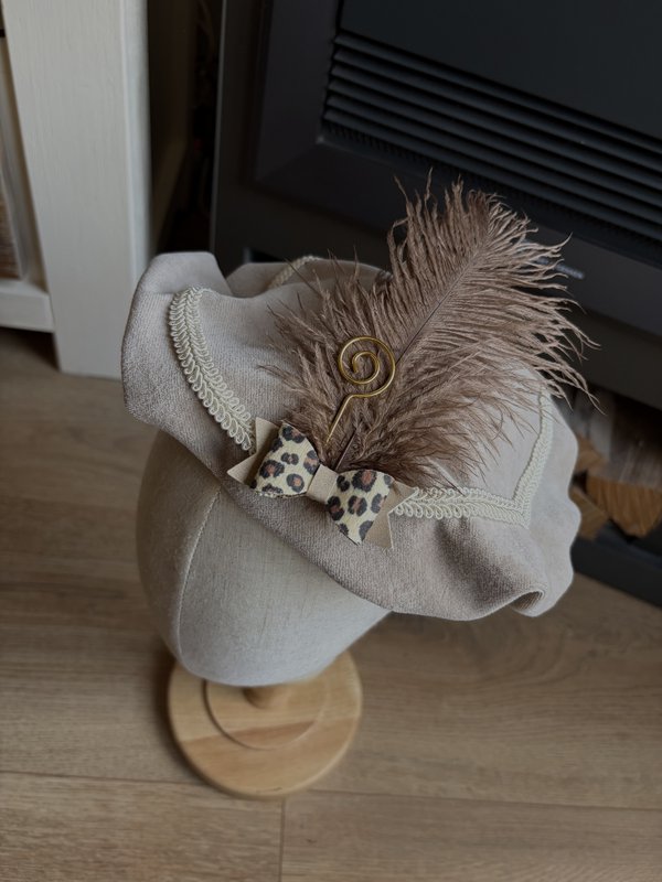 Pete-Hut – Beige mit Tiger-Print-Schleife