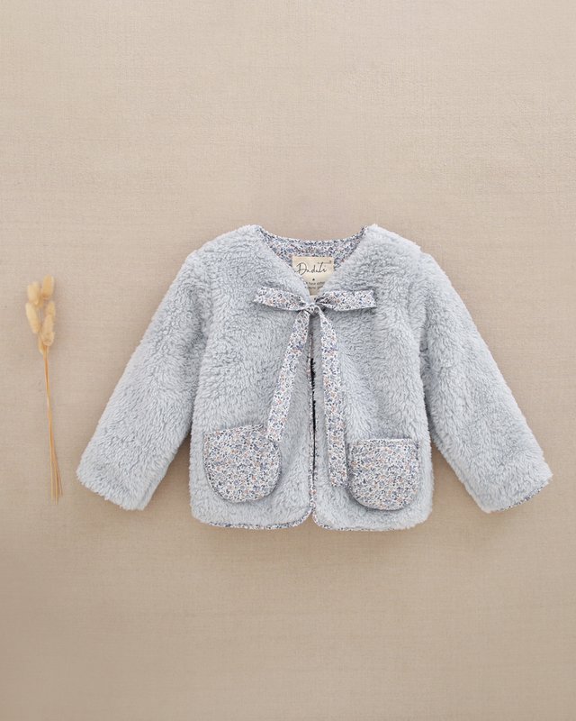 Girl's gray faux fur coat with flower pockets P129-11607211