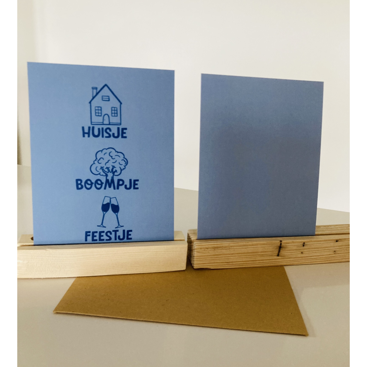 Carte de voeux fête dans les arbres de la maison