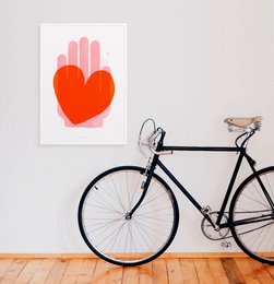 Red Heart print på væggen