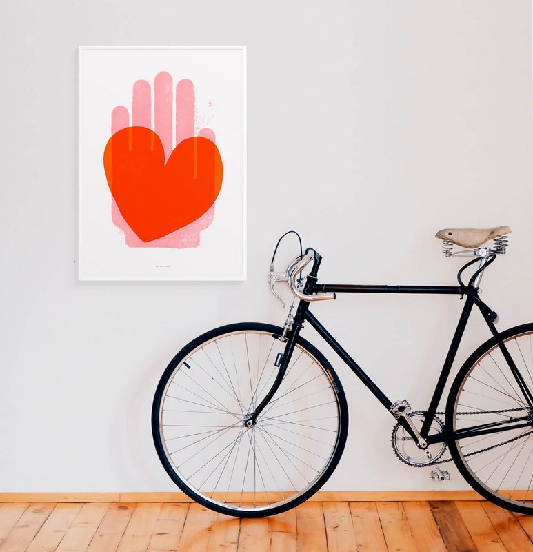 Red Heart print på væggen