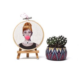 Håndlavet broderibøjle vægkunst - Bubblegum berømtheder - Tekstil vægkunst dekoration (10 cm)