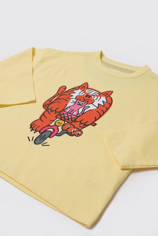SCHWERES BASIC-T-SHIRT MIT GRAFIK „PEDAL FASTER“.