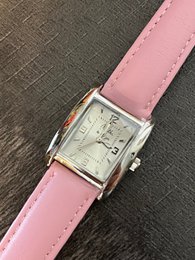 La Rechteckige Damenuhr. Pastellrosa Lederarmband mit silbernem Hintergrund