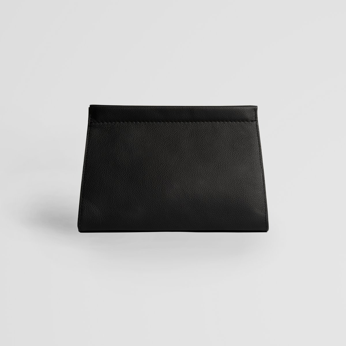 Borsa da toilette minimalista in pelle nera con sistema di chiusura magnetica