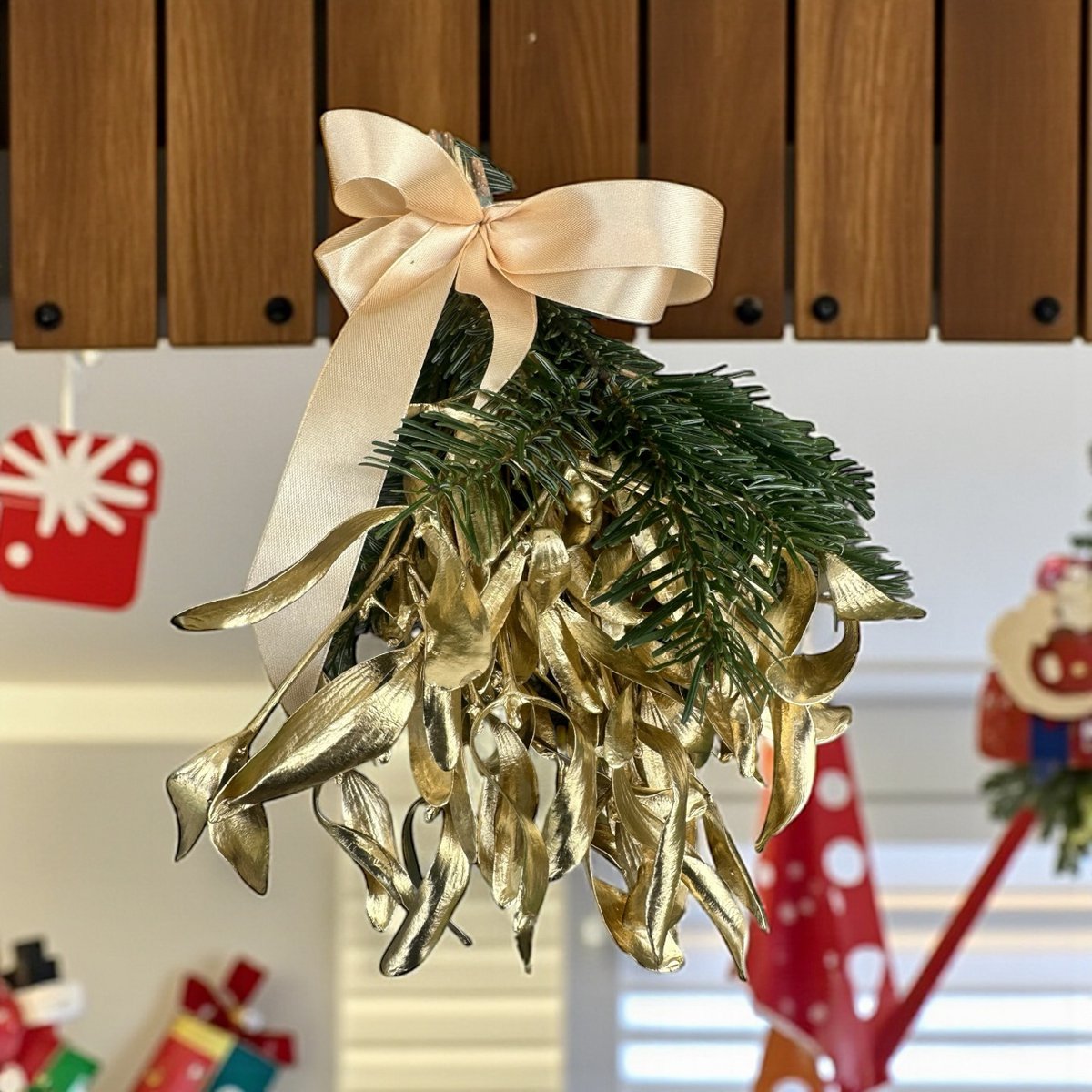Christmas Box Mistletoe – Metallic Gold (8 packs of 3 bundles)