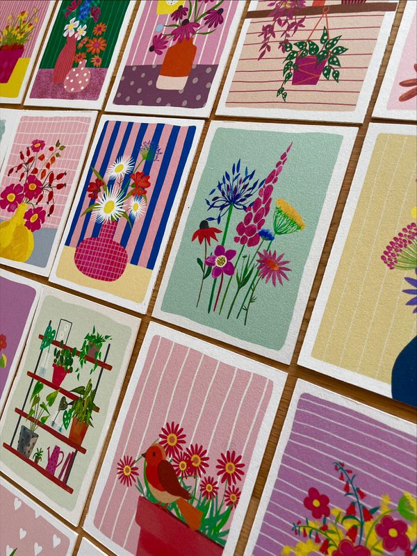Vase à carreaux avec des fleurs Carte en carton à rayures rose bleu