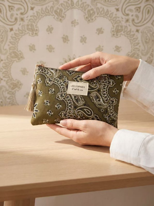 Neceser estuche 14x20 cm estampado paisley inscripción Les Copines C’est la vie