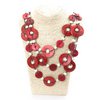 Handgemaakt duurzaam collier in rood tint en crème kleur houten kralen