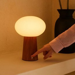 Max kastanjebruine houten draadloze tafellamp