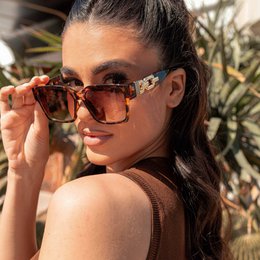  Unisex sunglasses with UV400 protection in black, brown, and pink. Square tortoiseshell frames with gradient lenses.