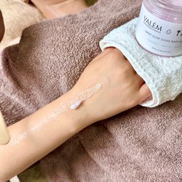Sweet Glow Sugar Cody Scrub - Róża, rumianek i konopie - 200 ml | Exfoliate, Nourish & Brighten | Holistyczny rytuał spa