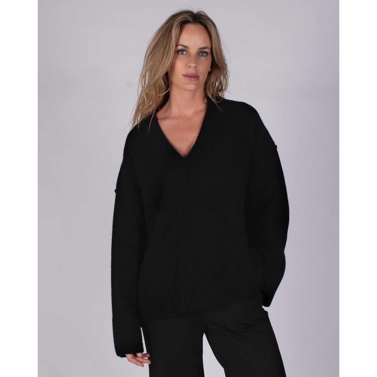 Dame oversize sweater sort med dybt V i uld - SOFIA