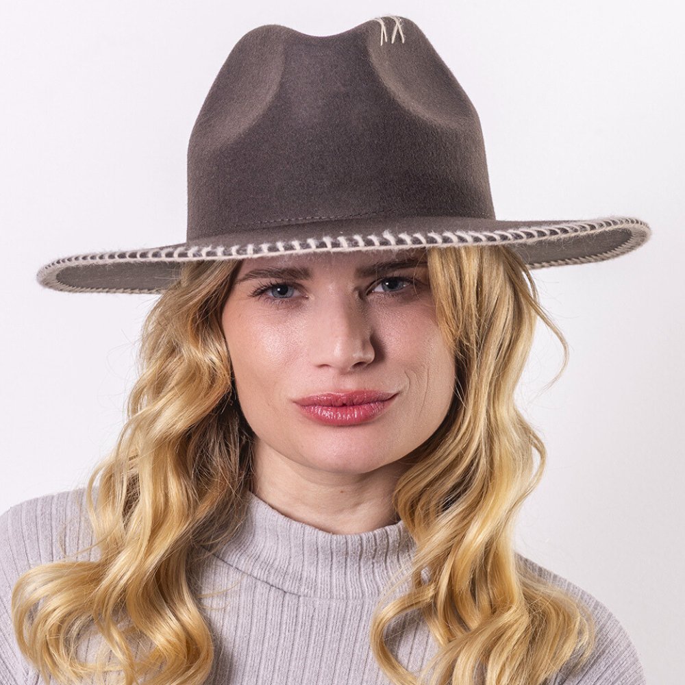 CAPPELLO IN FELTRO A TENDA LARGA - uncinetto