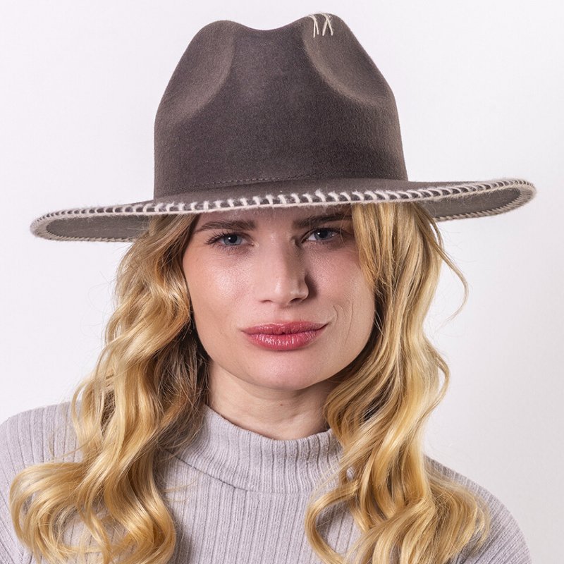 CAPPELLO IN FELTRO A TENDA LARGA - uncinetto
