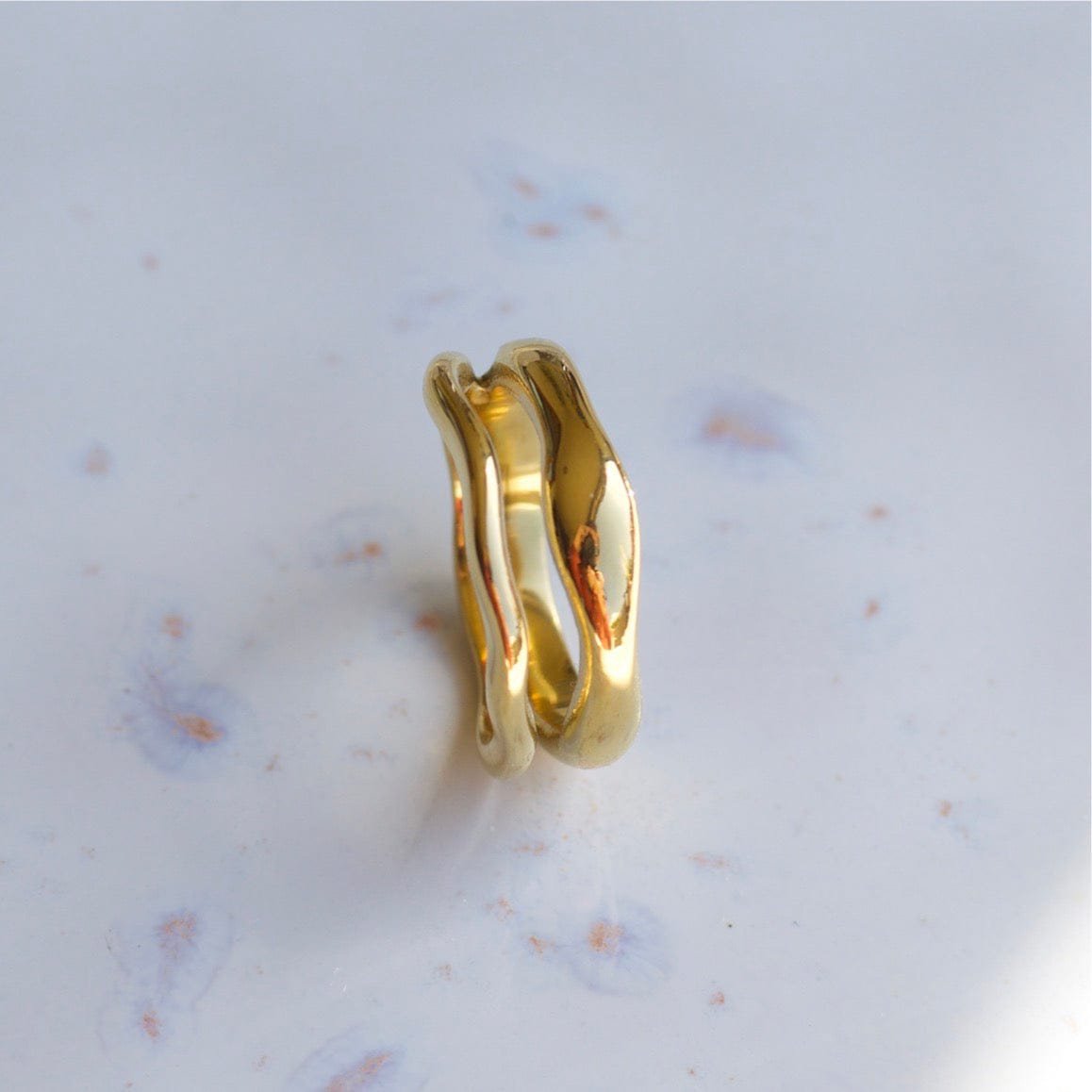 Shantina – Doppellagiger Wellen-Gold-Stapelring