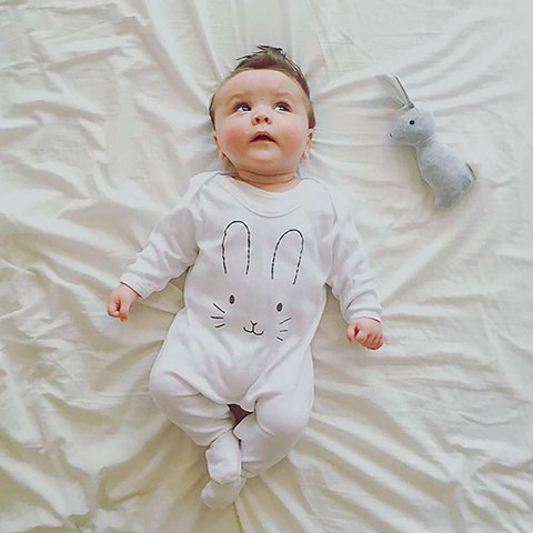 Babypakje met konijnengezicht