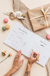 Fyllbooks Książka na baby shower – lniana taupe