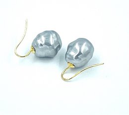 Orecchini di perle barocche nel colore grigio