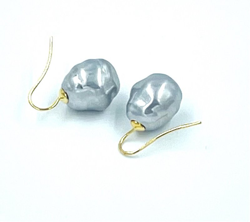 Pendientes de perlas barrocas en color gris