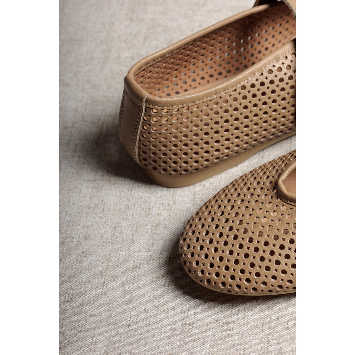 CARROLL CAMEL – Ballerinas aus perforiertem Leder mit Schnalle