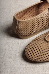 CARROLL CAMEL – Ballerinas aus perforiertem Leder mit Schnalle