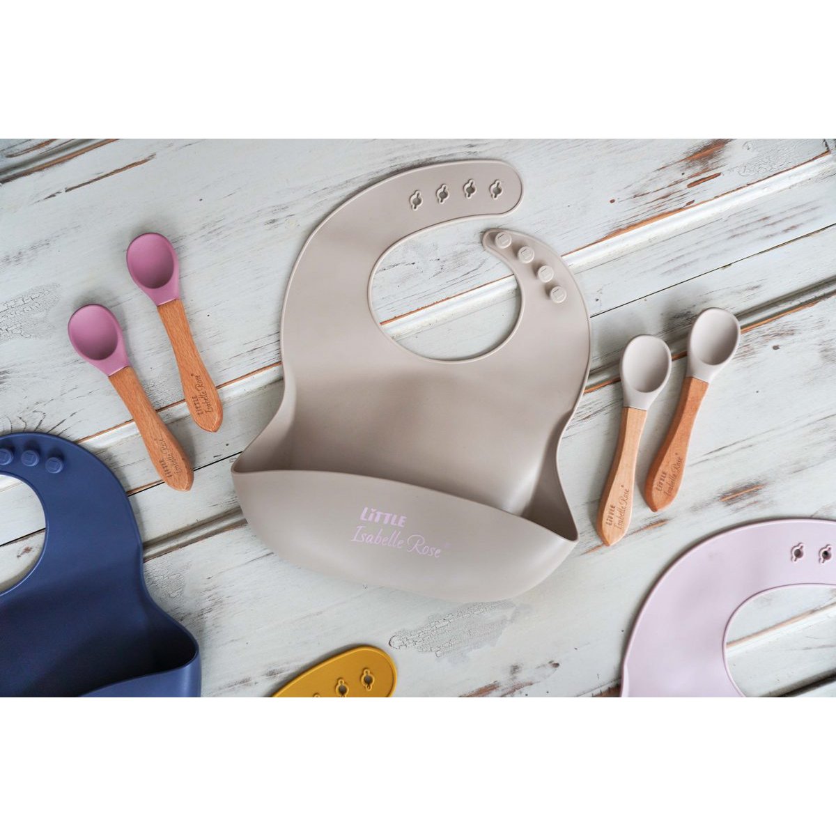 Bavoir en silicone beige 30x23 cm Petite Isabelle Rose