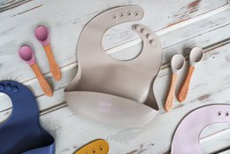 Bavoir en silicone beige 30x23 cm Petite Isabelle Rose